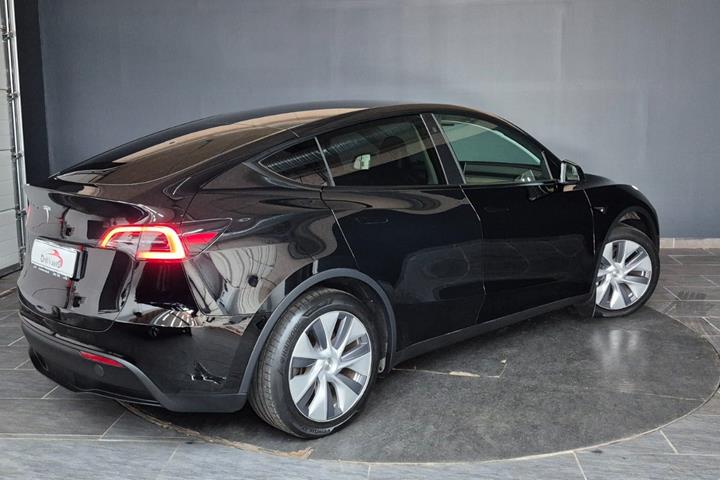 Sort Tesla Model Y fra 2023