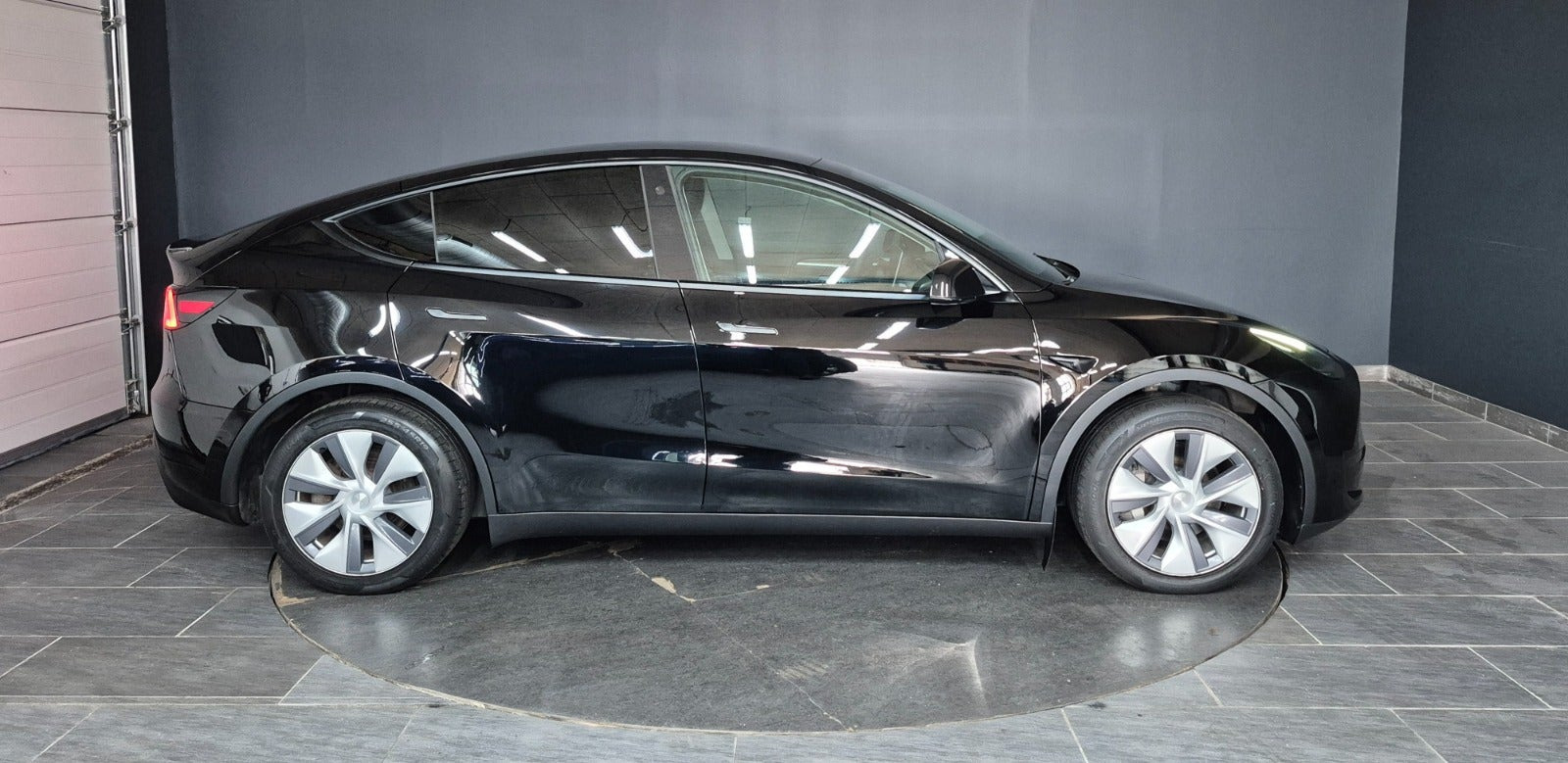 Sort Tesla Model Y fra 2023