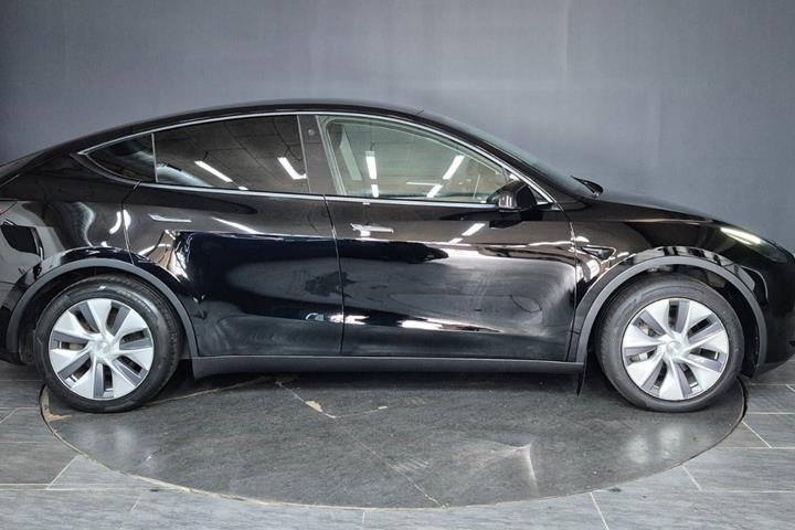Sort Tesla Model Y fra 2023