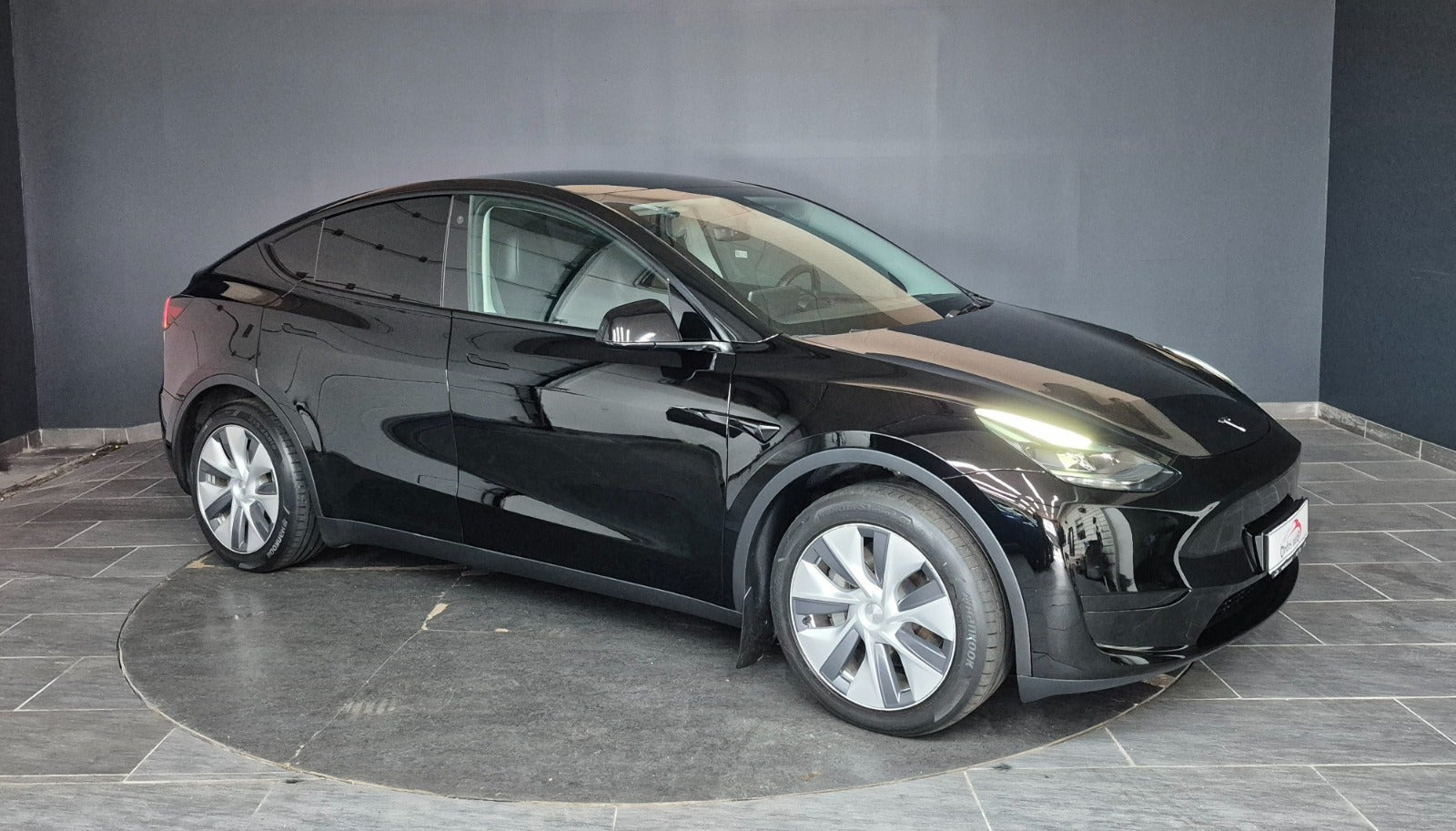 Sort Tesla Model Y fra 2023