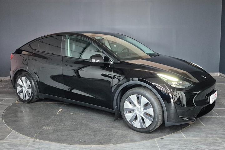 Sort Tesla Model Y fra 2023