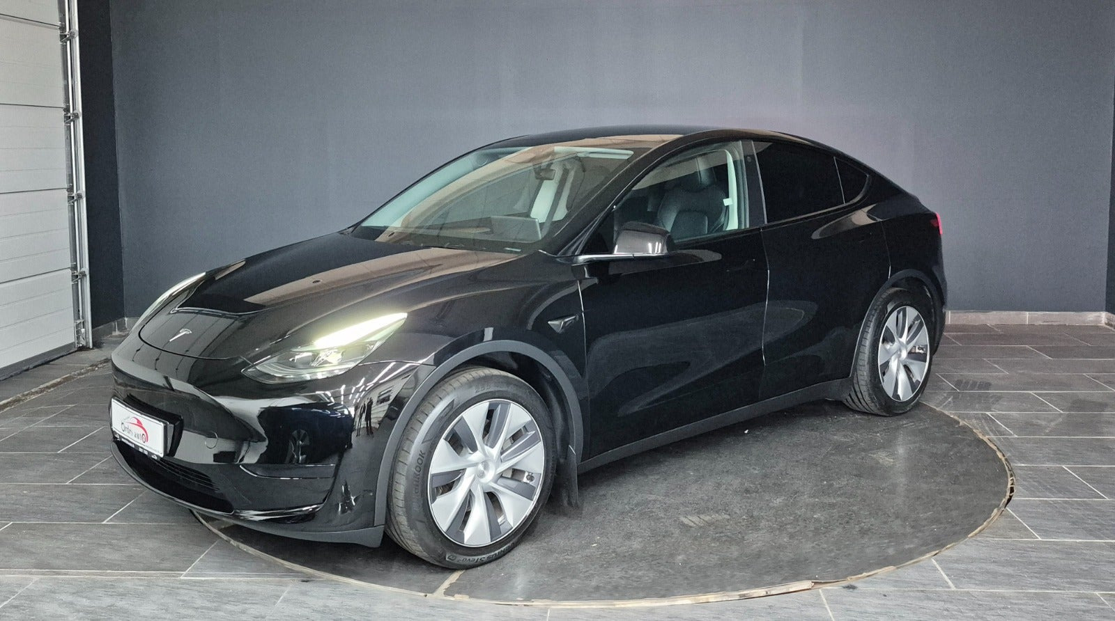 Sort Tesla Model Y fra 2023