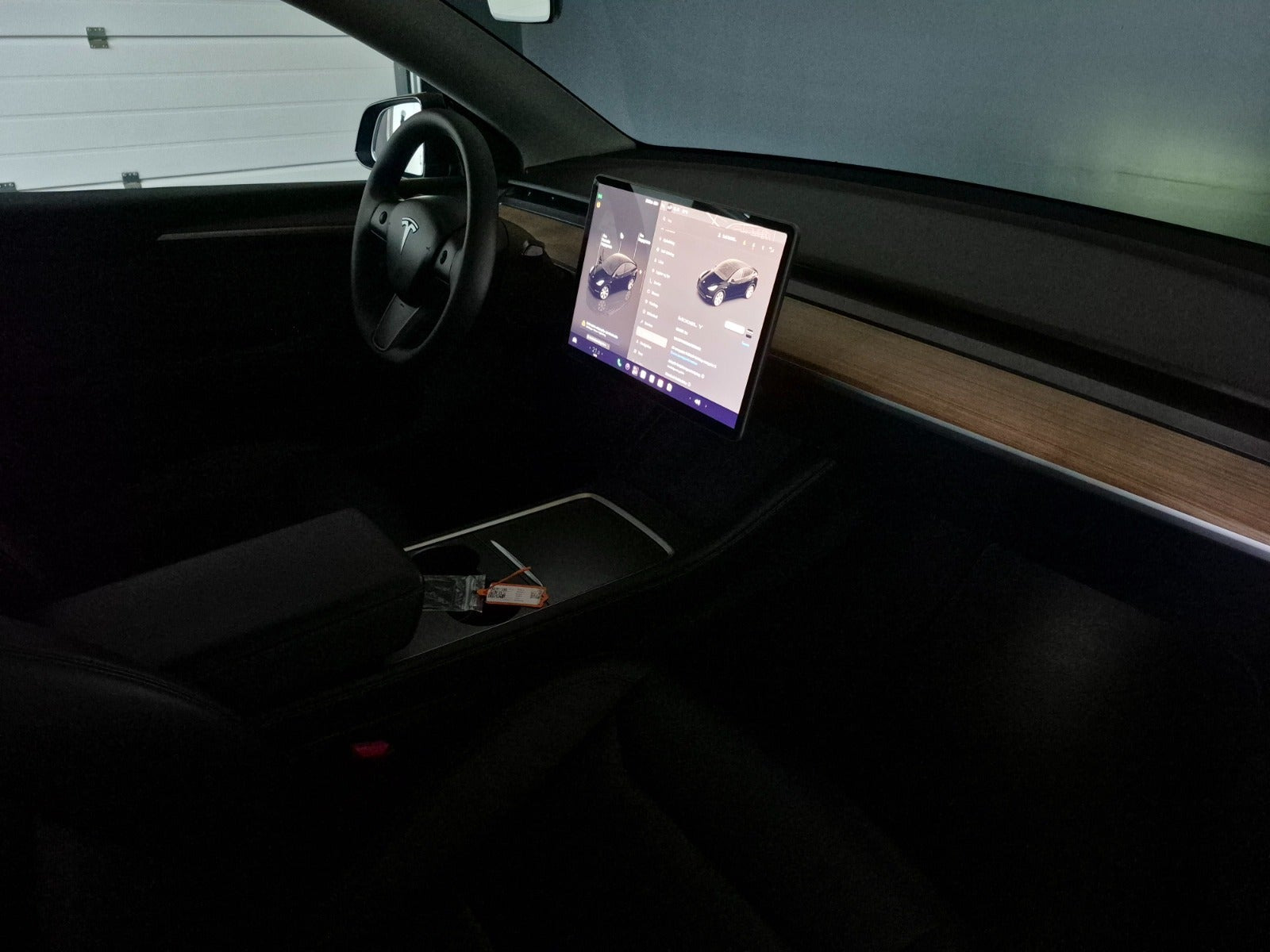 Sort Tesla Model Y fra 2023