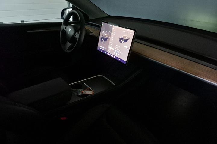 Sort Tesla Model Y fra 2023