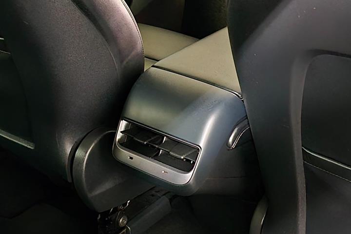 Sort Tesla Model Y fra 2023