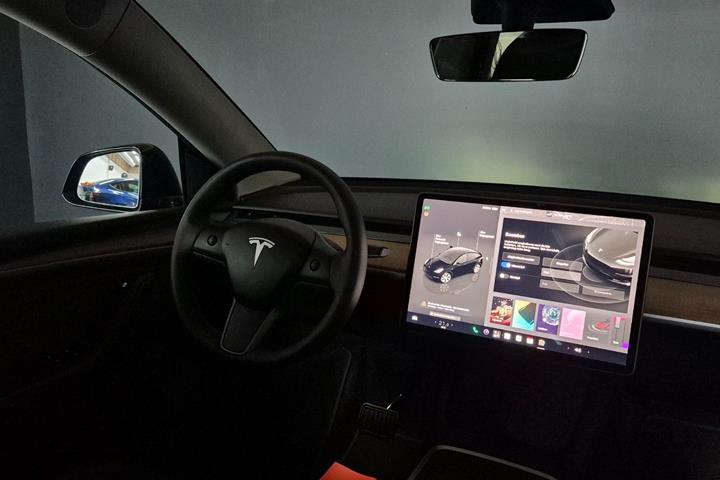 Sort Tesla Model Y fra 2023