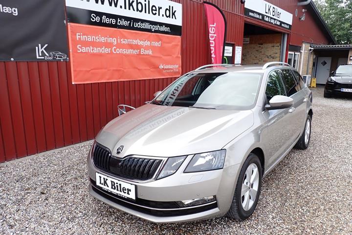 Grå Skoda Octavia fra 2019 set udefra