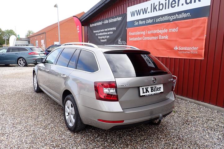Grå Skoda Octavia fra 2019