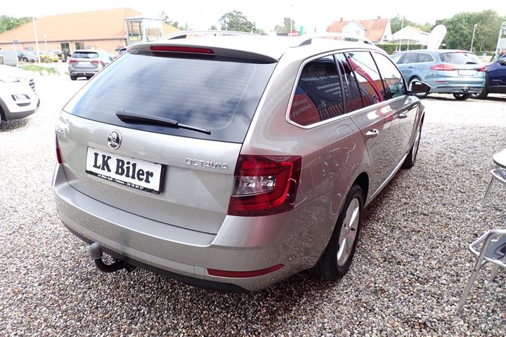 Grå Skoda Octavia fra 2019
