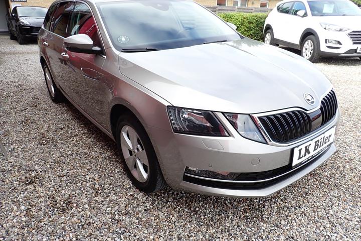 Grå Skoda Octavia fra 2019