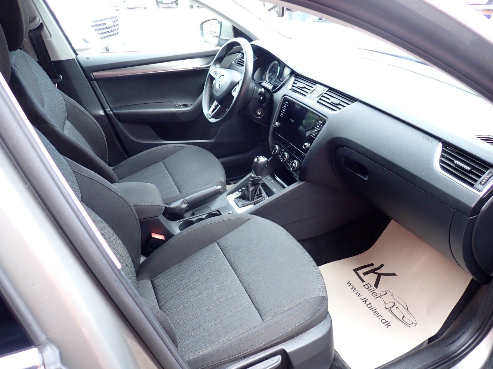 Grå Skoda Octavia fra 2019