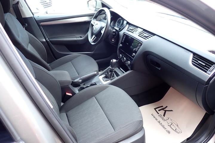 Grå Skoda Octavia fra 2019