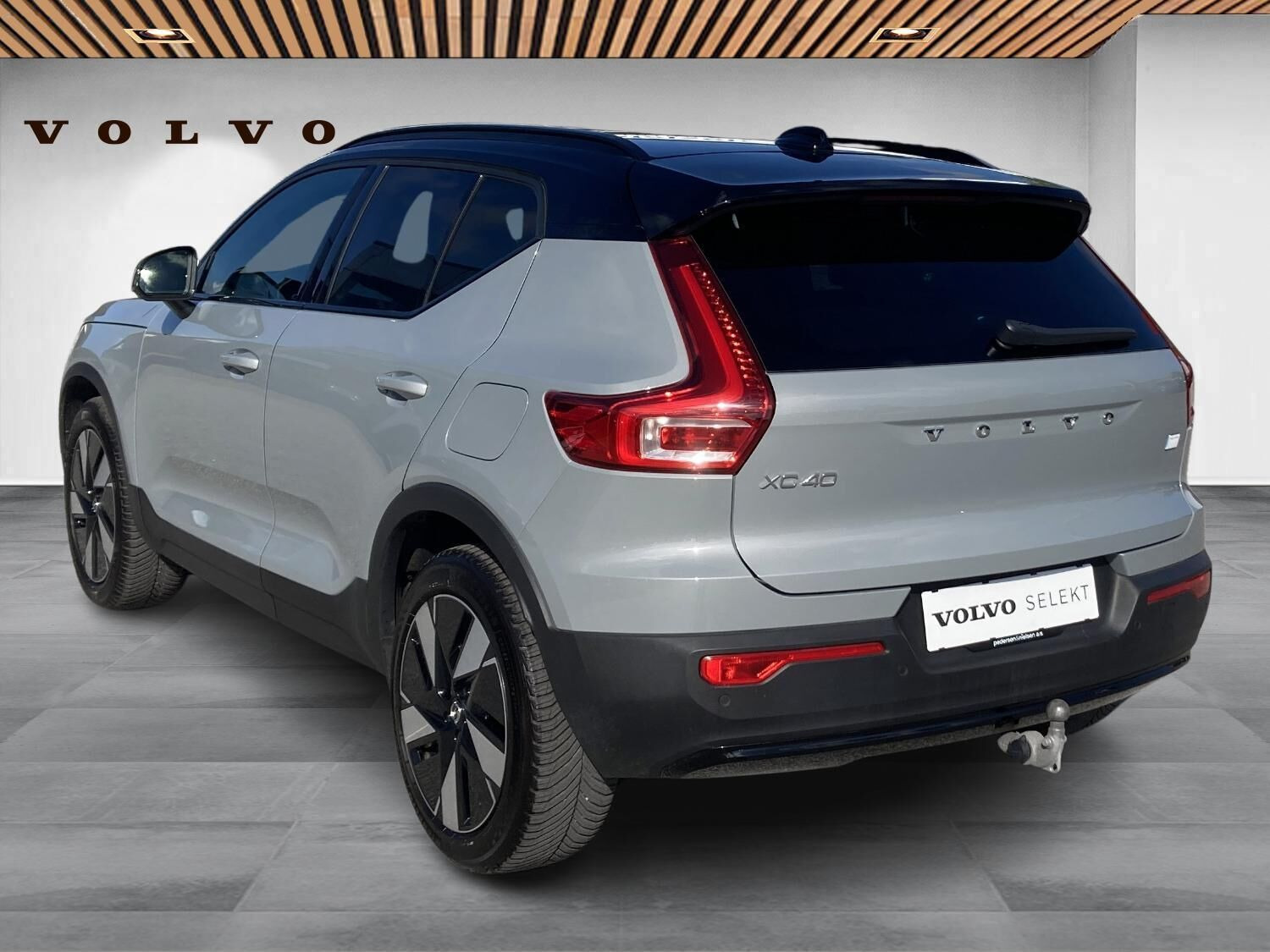 Grå Volvo XC40 fra 2023
