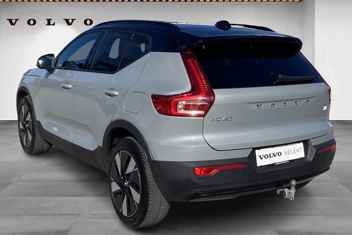 Grå Volvo XC40 fra 2023