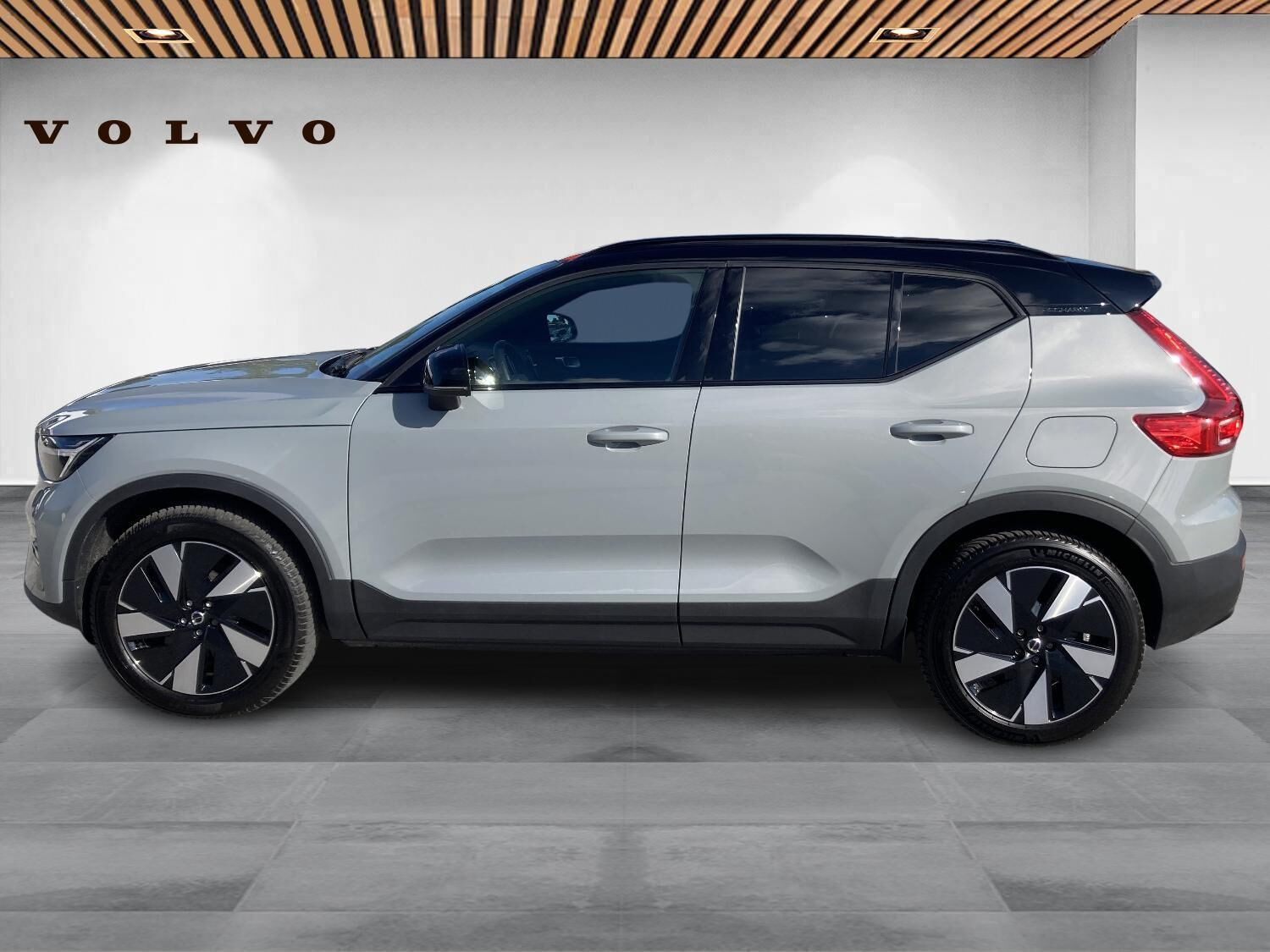 Grå Volvo XC40 fra 2023