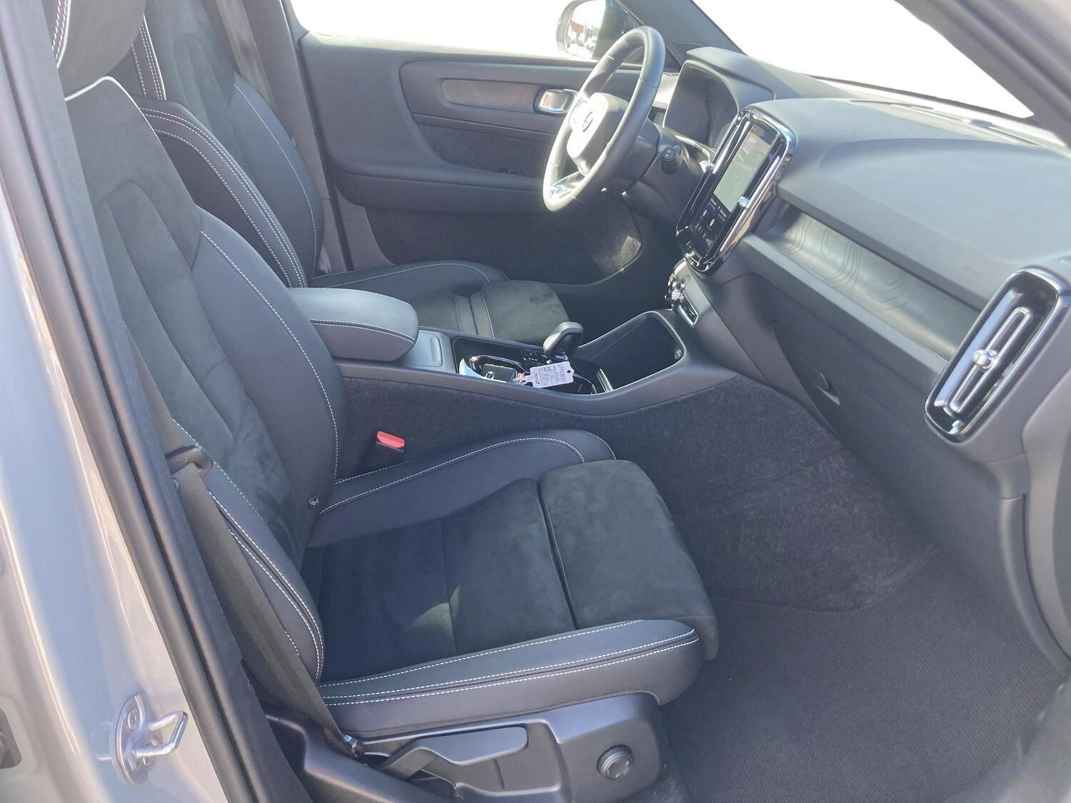 Grå Volvo XC40 fra 2023