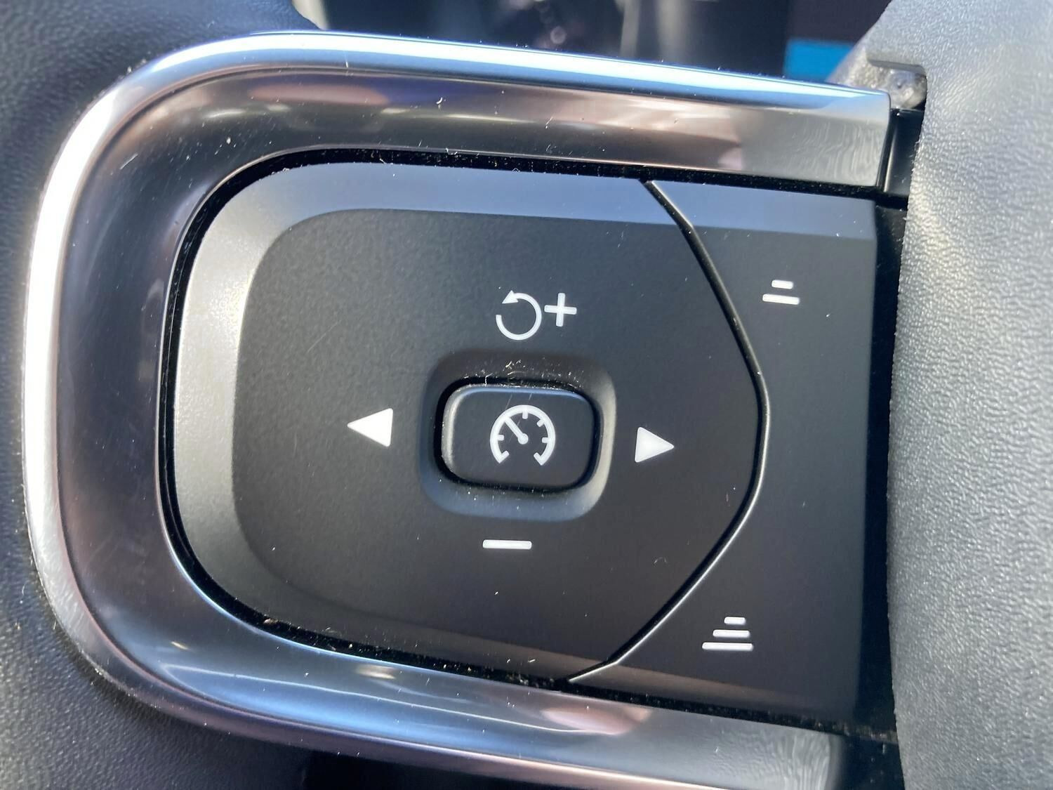 Grå Volvo XC40 fra 2023