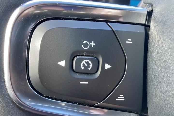 Grå Volvo XC40 fra 2023