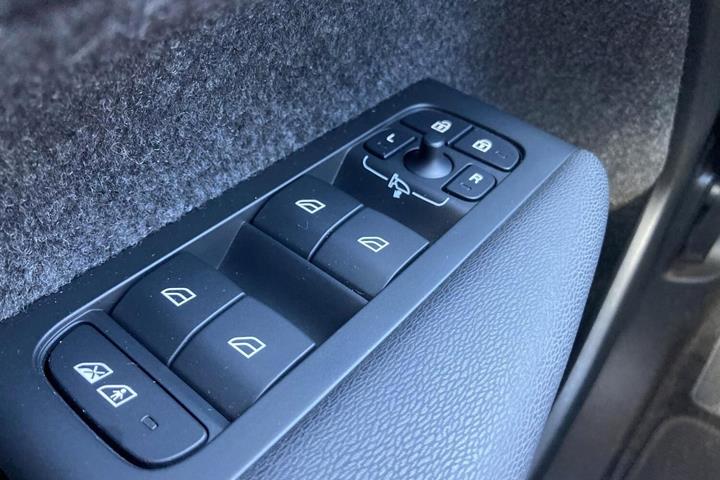 Grå Volvo XC40 fra 2023