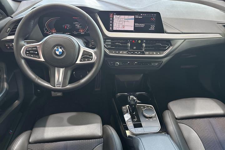 Blå BMW 118i fra 2020