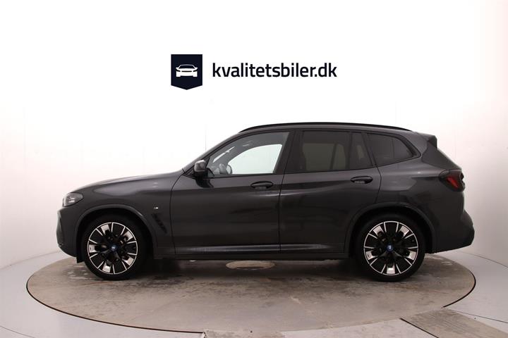 Grå BMW iX3 fra 2023