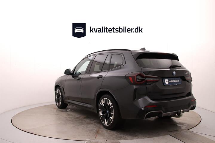 Grå BMW iX3 fra 2023