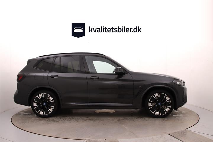 Grå BMW iX3 fra 2023