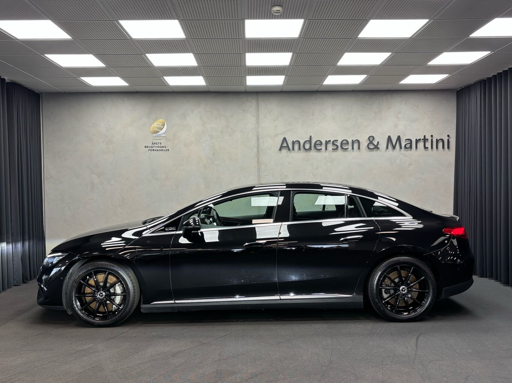 Sort Mercedes EQE300 fra 2023