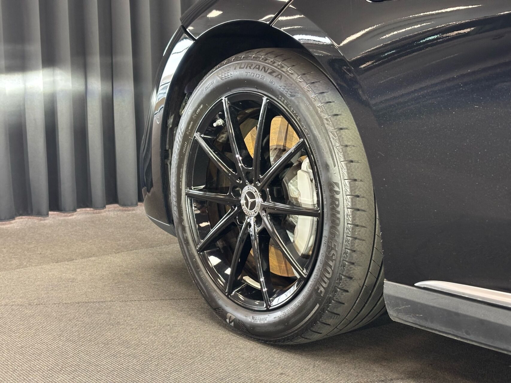 Sort Mercedes EQE300 fra 2023
