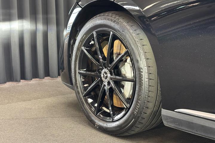 Sort Mercedes EQE300 fra 2023