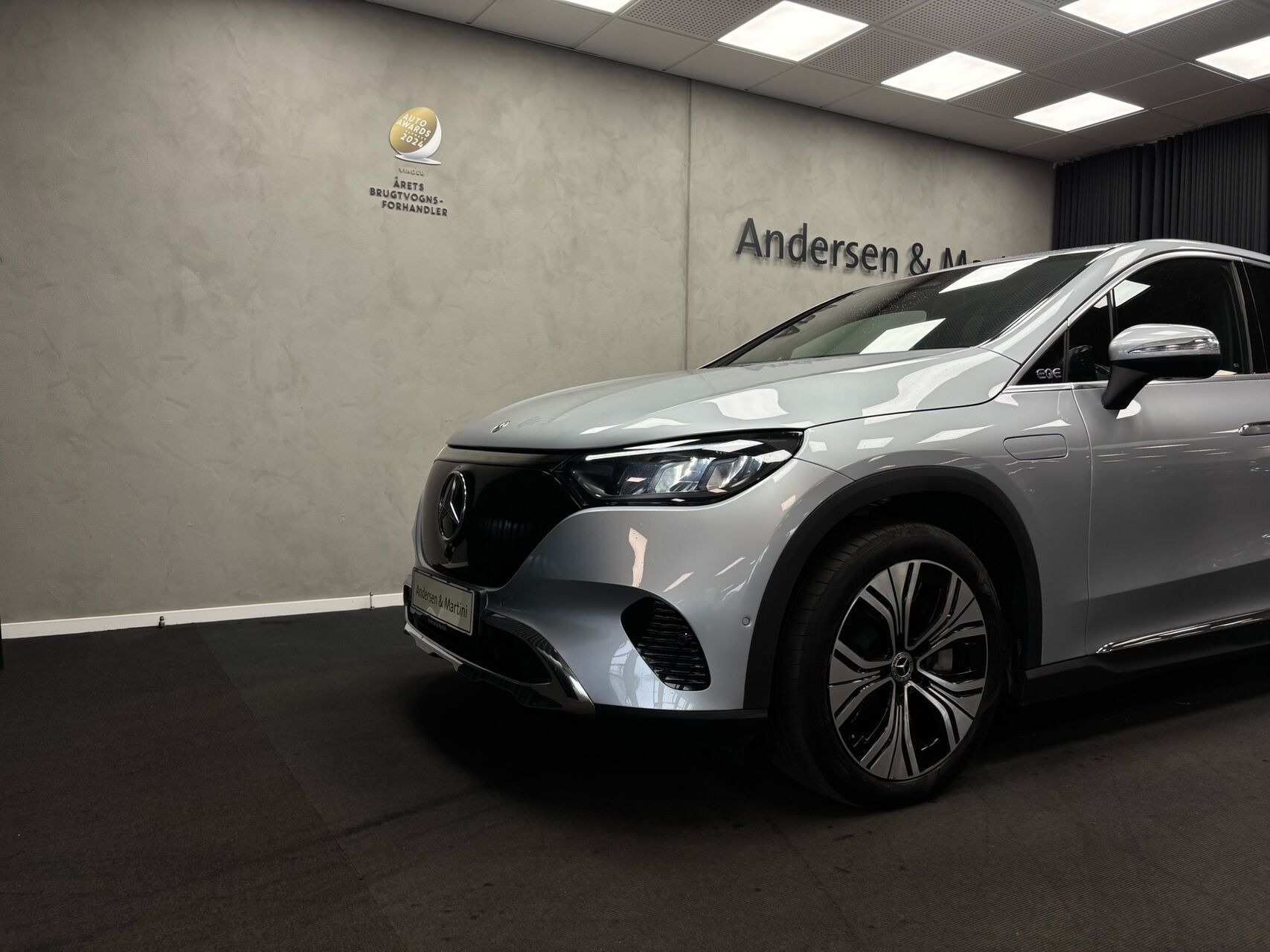 Sølv Mercedes EQE300 fra 2024