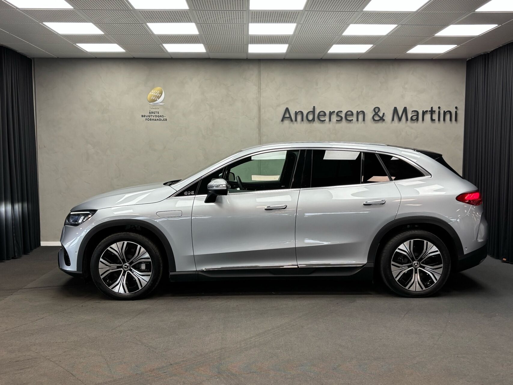 Sølv Mercedes EQE300 fra 2024