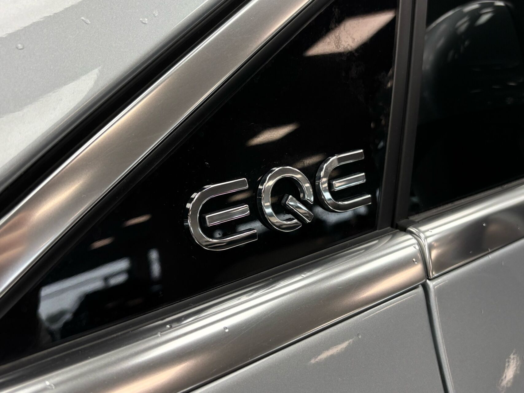 Sølv Mercedes EQE300 fra 2024