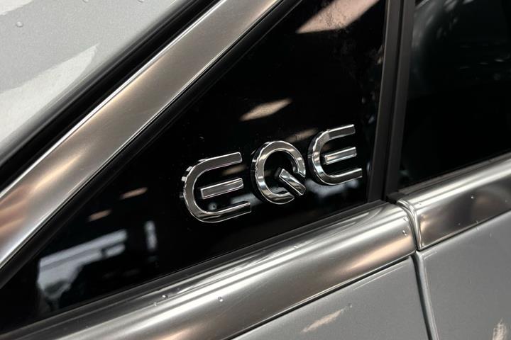 Sølv Mercedes EQE300 fra 2024