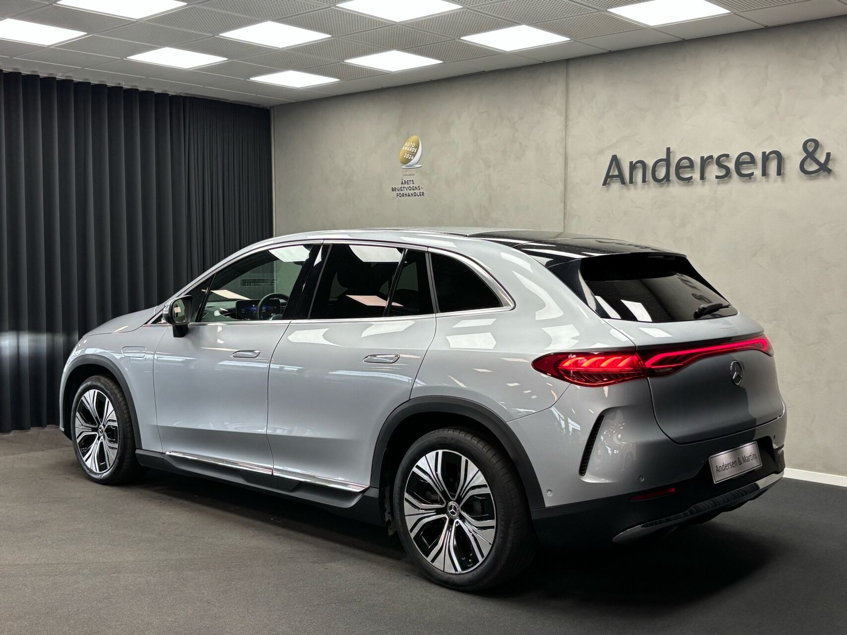 Sølv Mercedes EQE300 fra 2024