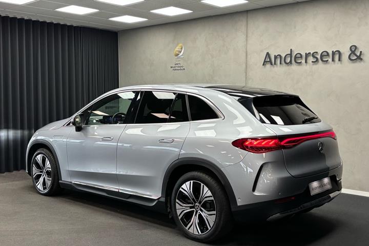 Sølv Mercedes EQE300 fra 2024