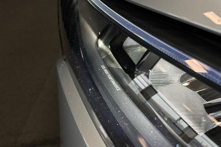 Sølv Mercedes EQE300 fra 2024