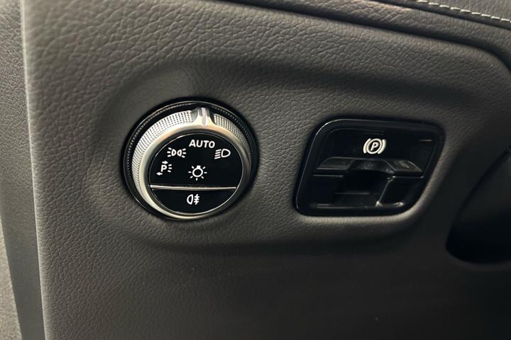 Sølv Mercedes EQE300 fra 2024