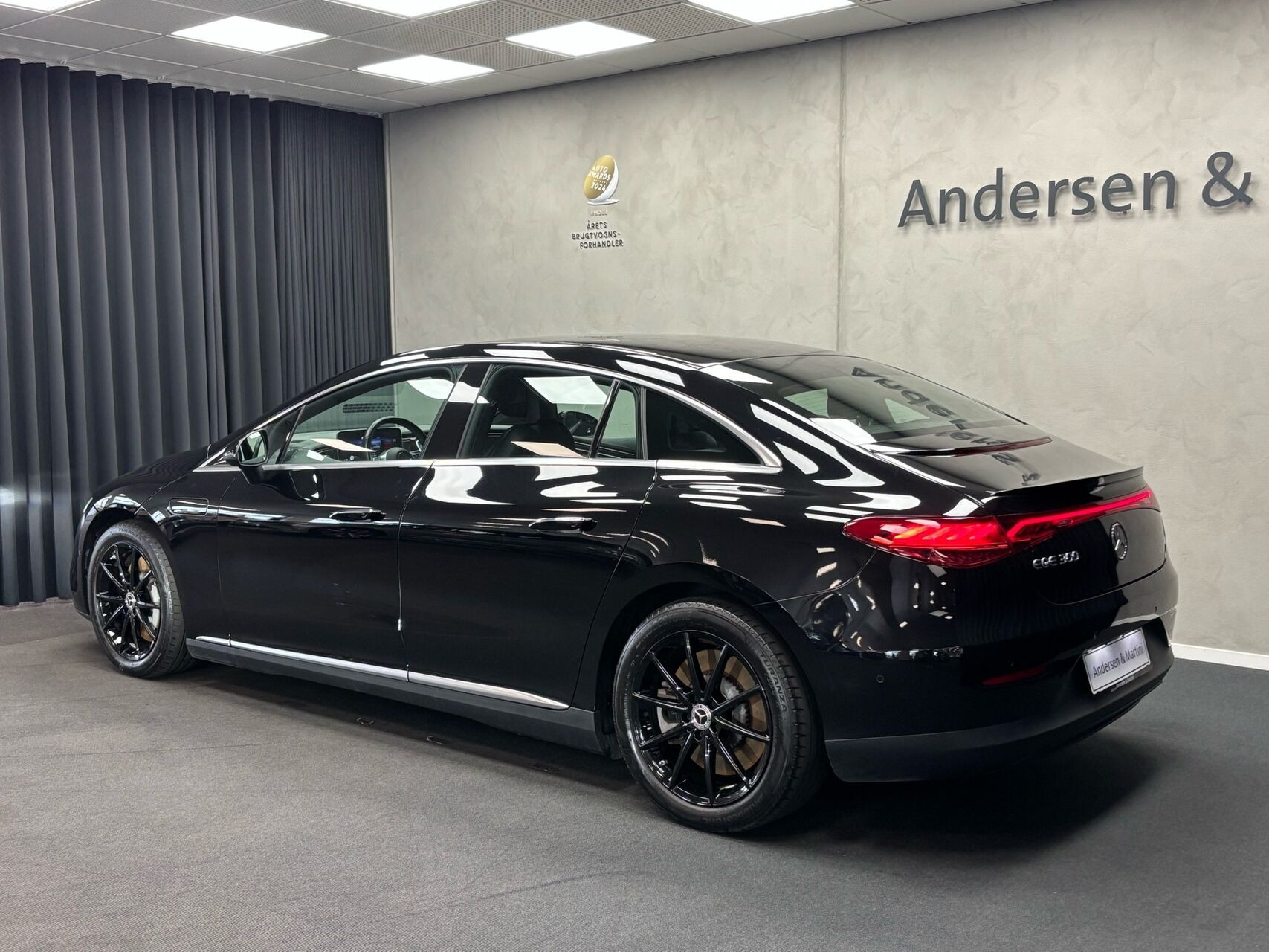 Sort Mercedes EQE300 fra 2023