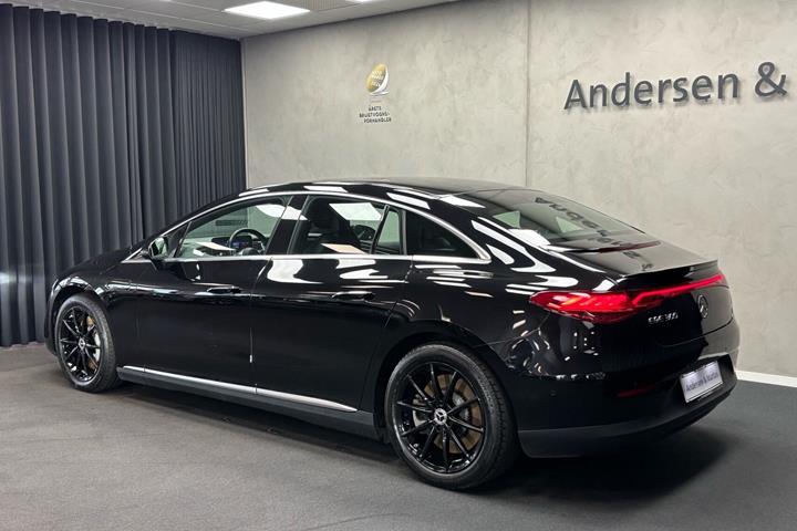 Sort Mercedes EQE300 fra 2023