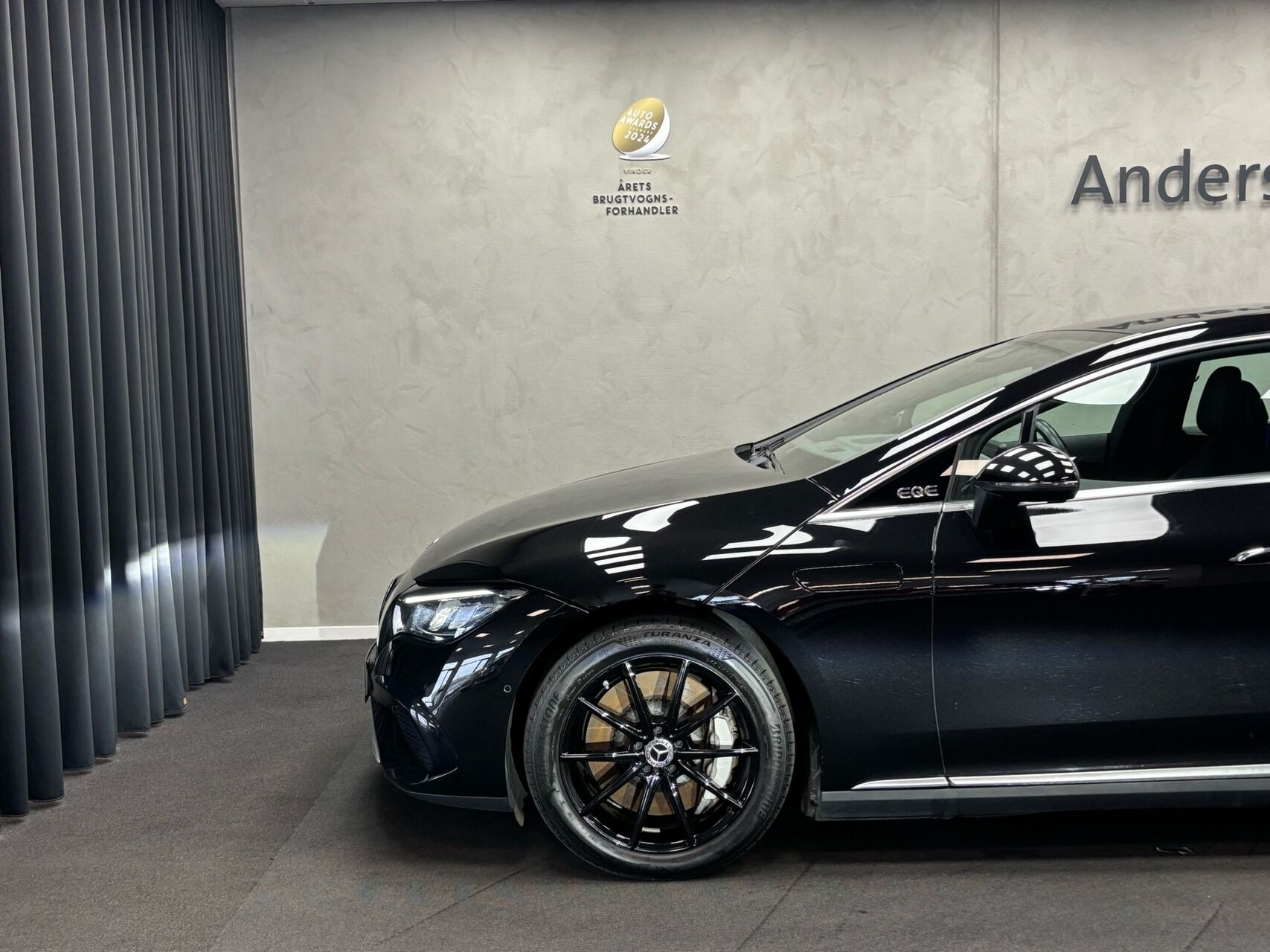 Sort Mercedes EQE300 fra 2023