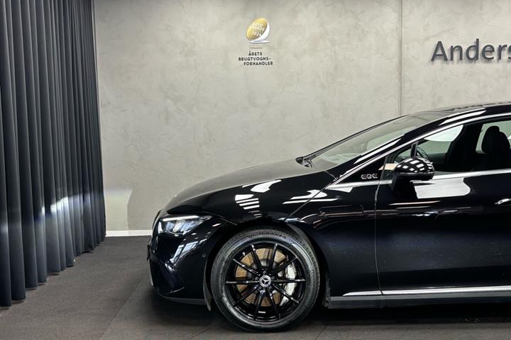 Sort Mercedes EQE300 fra 2023
