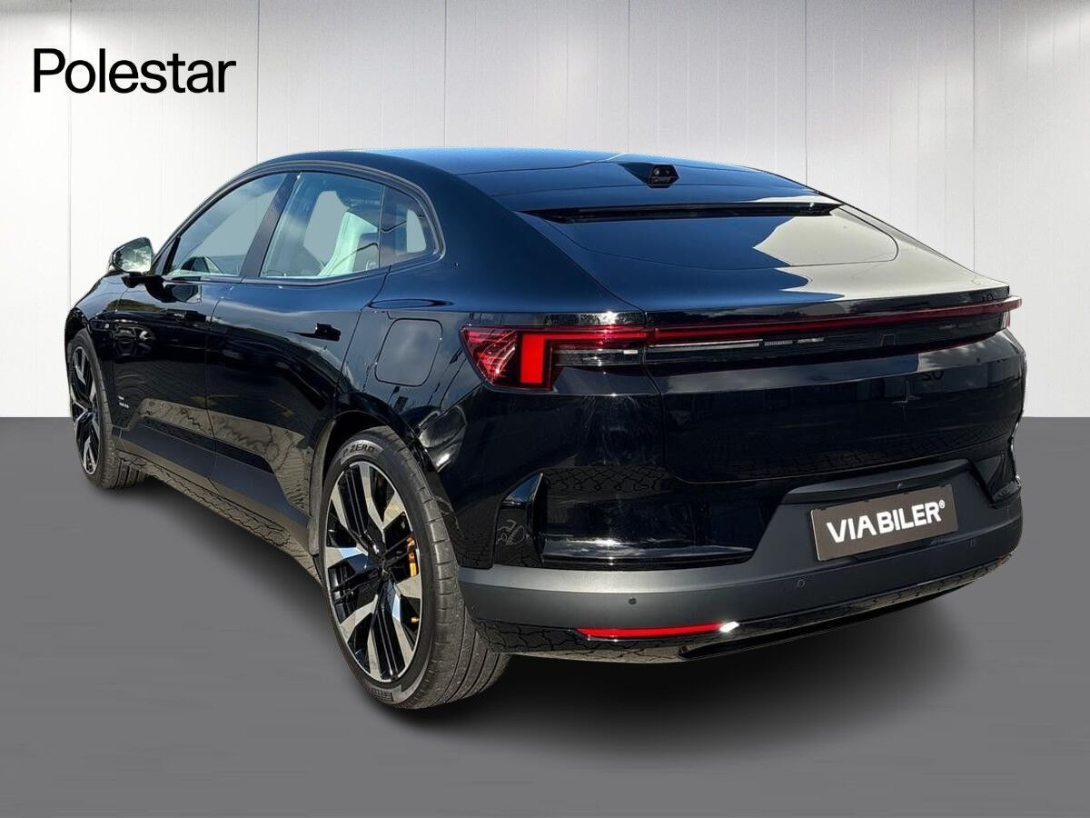 Sort Polestar 4 fra 2024