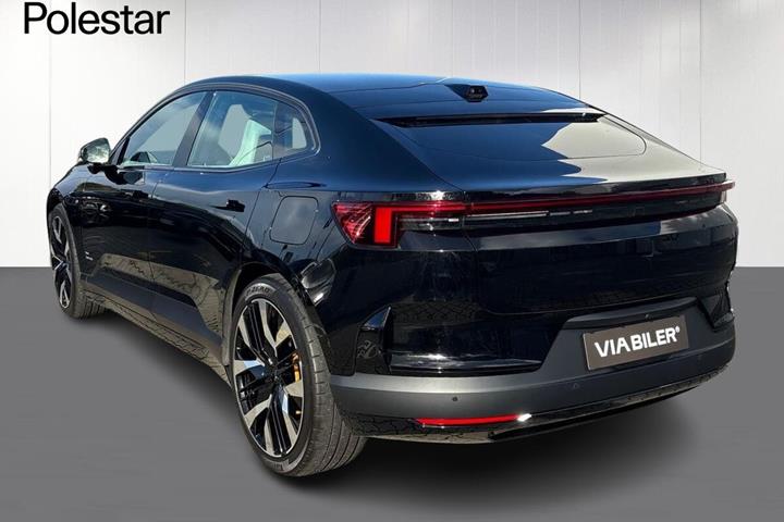 Sort Polestar 4 fra 2024