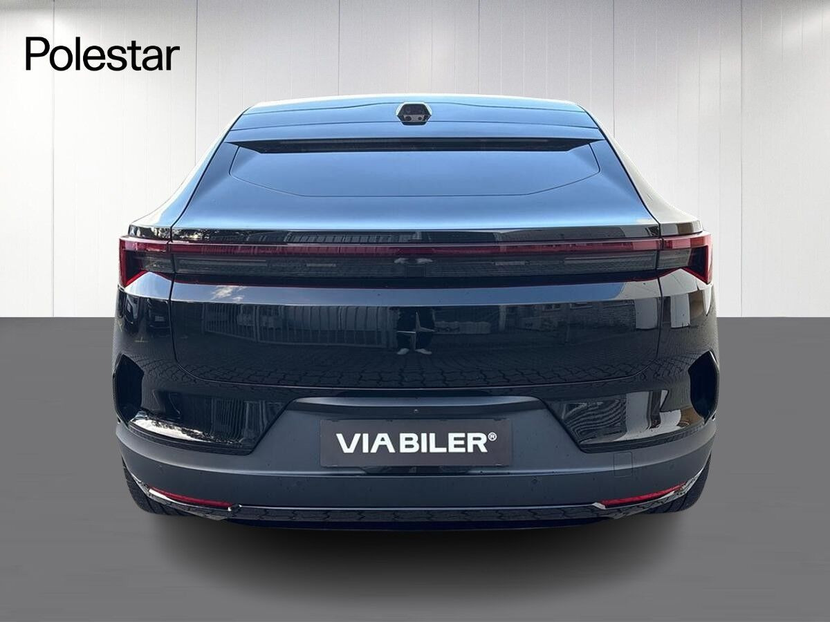 Sort Polestar 4 fra 2024