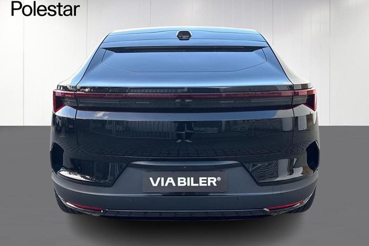 Sort Polestar 4 fra 2024