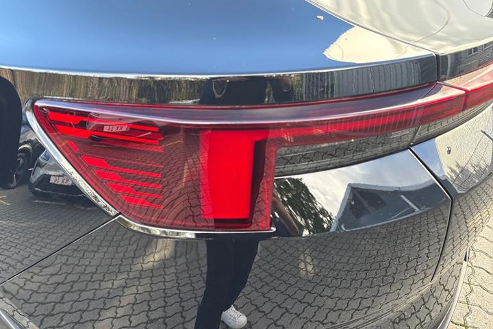 Sort Polestar 4 fra 2024