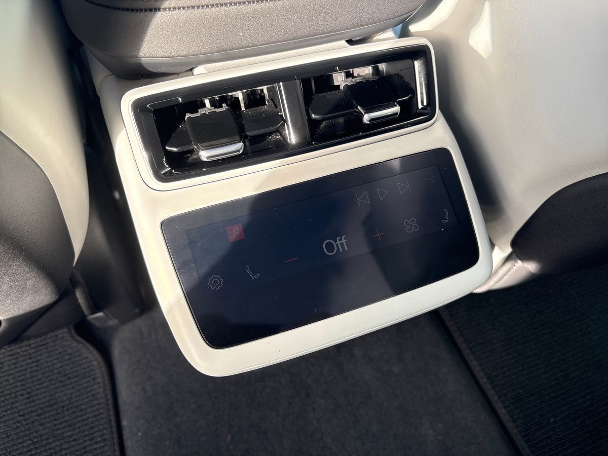 Sort Polestar 4 fra 2024
