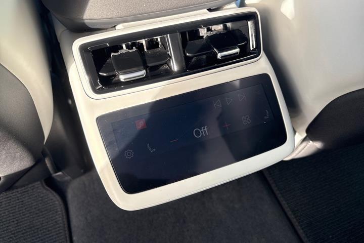 Sort Polestar 4 fra 2024