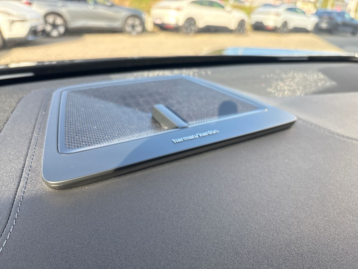 Sort Polestar 4 fra 2024